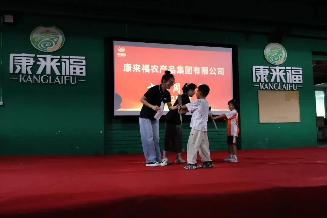 小朋友上台送花.jpg